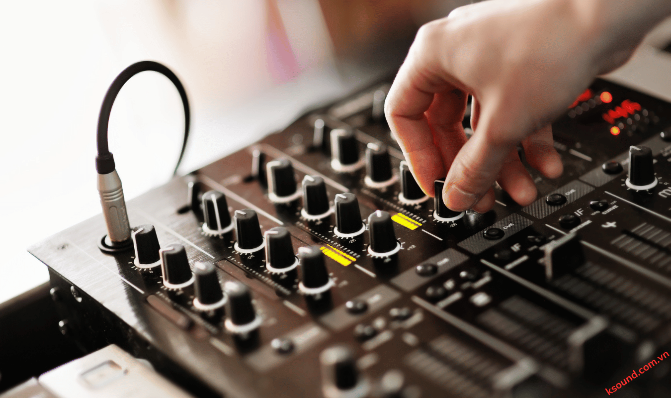 NHỮNG THIẾT BỊ CẦN THIẾT TRONG DÀN KARAOKE GIA ĐÌNH